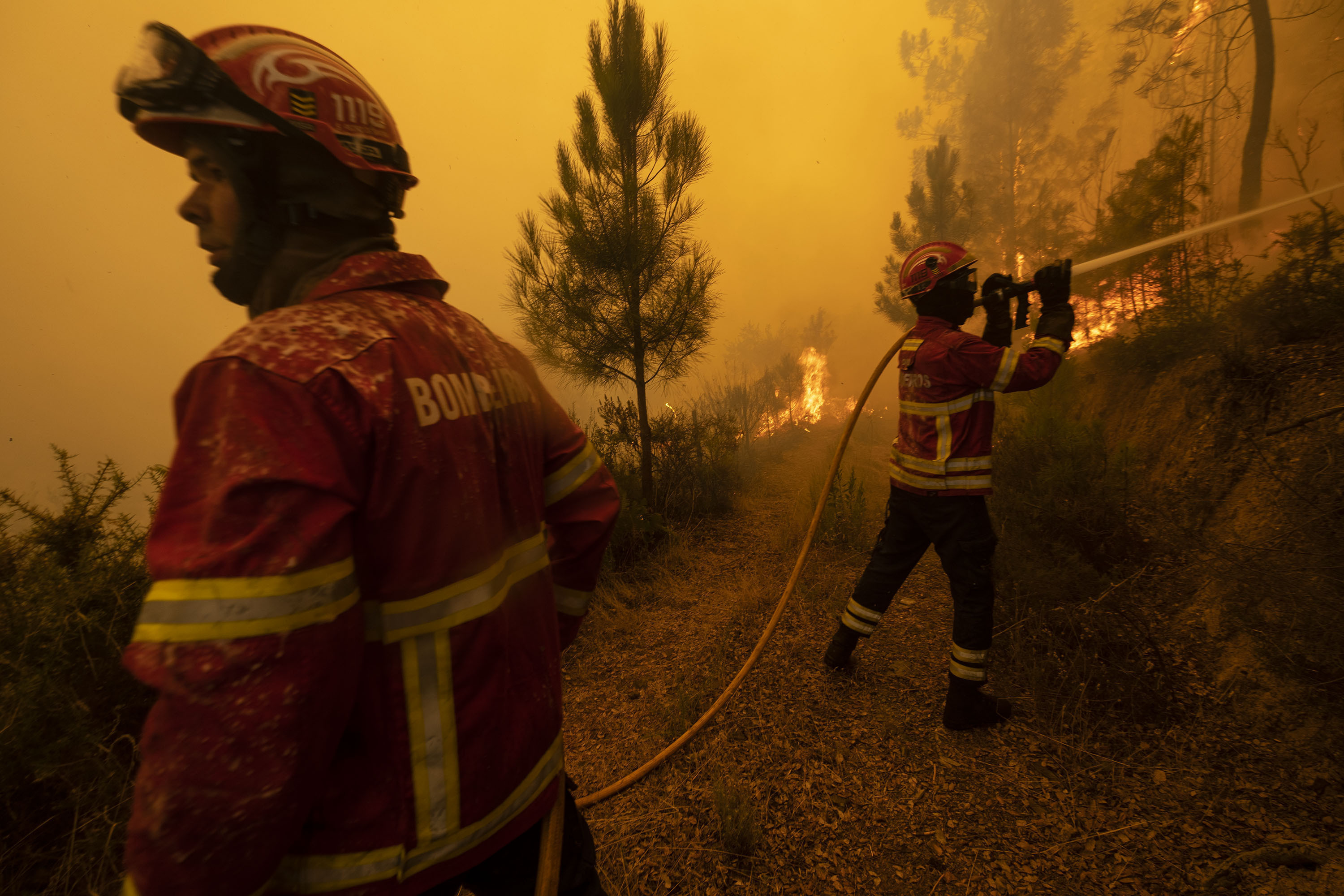 Carlos es bombero